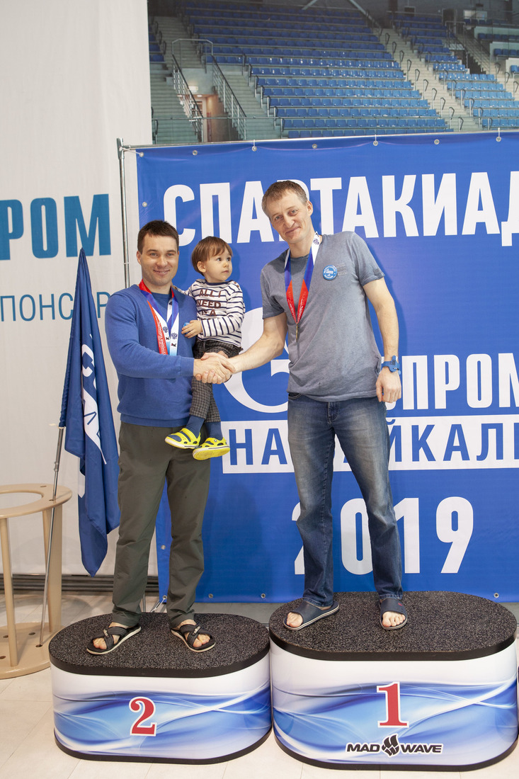 Представители «Газпром добыча Иркутск» Станислав Момот с сыном Дмитрием и Илья Казанцев (на фото слева направо) призеры соревнований по плаванию 13 апреля