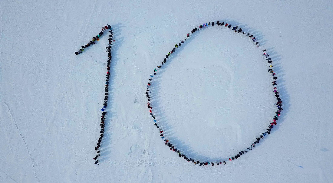 Участникам «Большого Байкальского перехода» очень понравилась идея выстроиться в число юбилейное число «10»