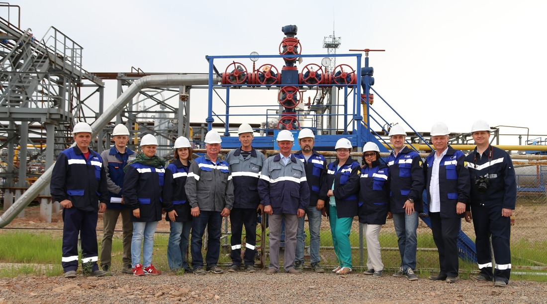 Участники выездного заседания НП «Газпром на Байкале» на Газовом промысле Ковыктинского месторождения. Июнь 2017 г.